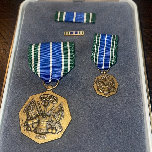 US Army Medal FOR MILITARY ACHIEVEMENT 4 Piece Medal Set Original Arrow Box - Picture 2 of 7